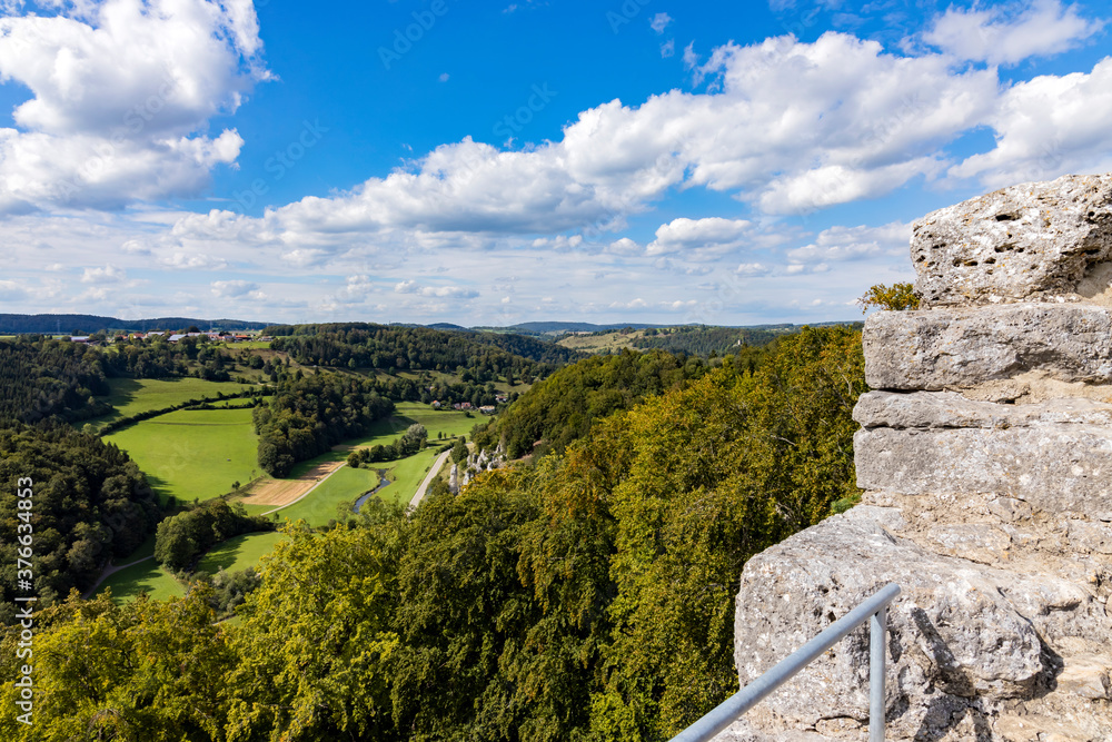 Blick in die Ferne von der Burg Hohengundelfingen