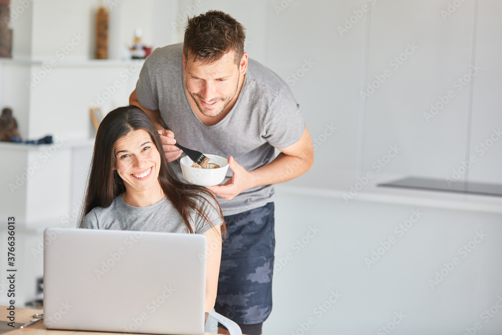Obraz premium Paar am Laptop schaut DIY Tutorial an zum Haare tönen