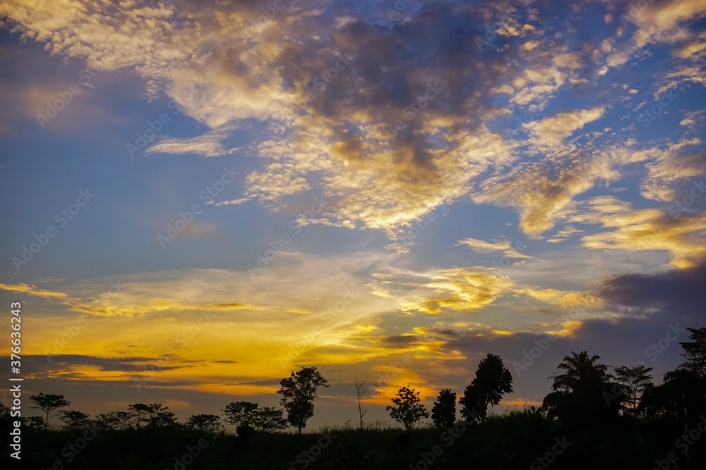Obraz premium Sunset sky yellow clouds, perfect for background 