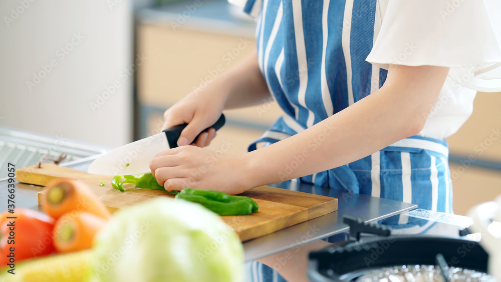 野菜を切る女性 キッチン 料理 野菜を切る女性 キッチン 料理