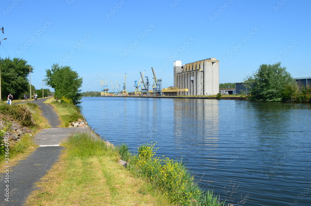 Le port de commerce de Caen. (Calvados - Normandie - France)