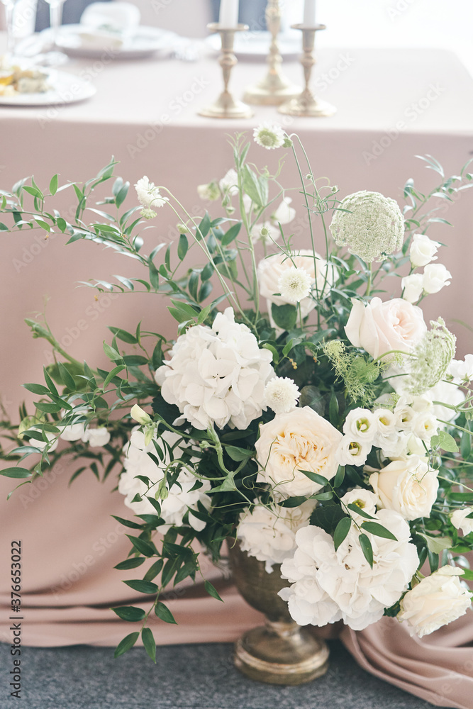 Obraz premium Wedding decorations. Flowers in a vase. Decoration of a wedding celebration. Close-up