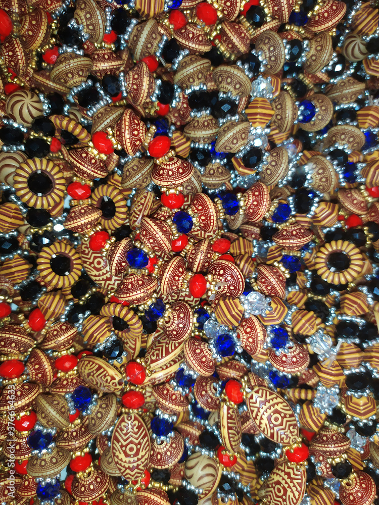 Obraz premium Beautiful jewelry on the background of seashells. beads made of pearls in shop. gift concept abstract photo