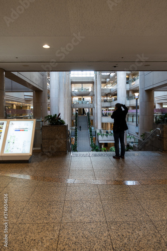 ショッピングセンターでカメラを構える人