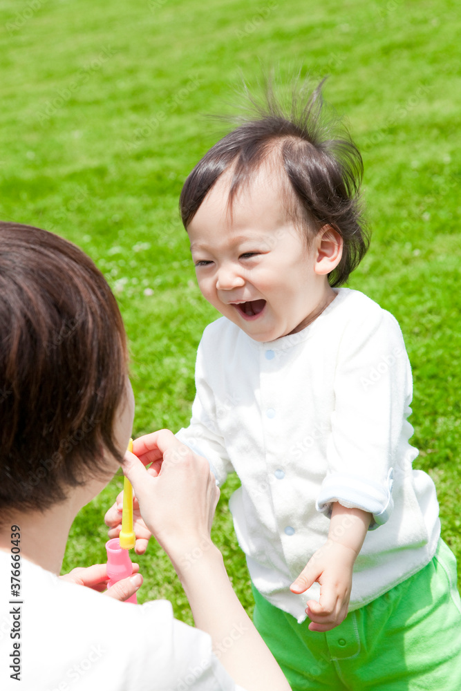 しゃぼん玉で遊ぶ親子 しゃぼん玉で遊ぶ親子