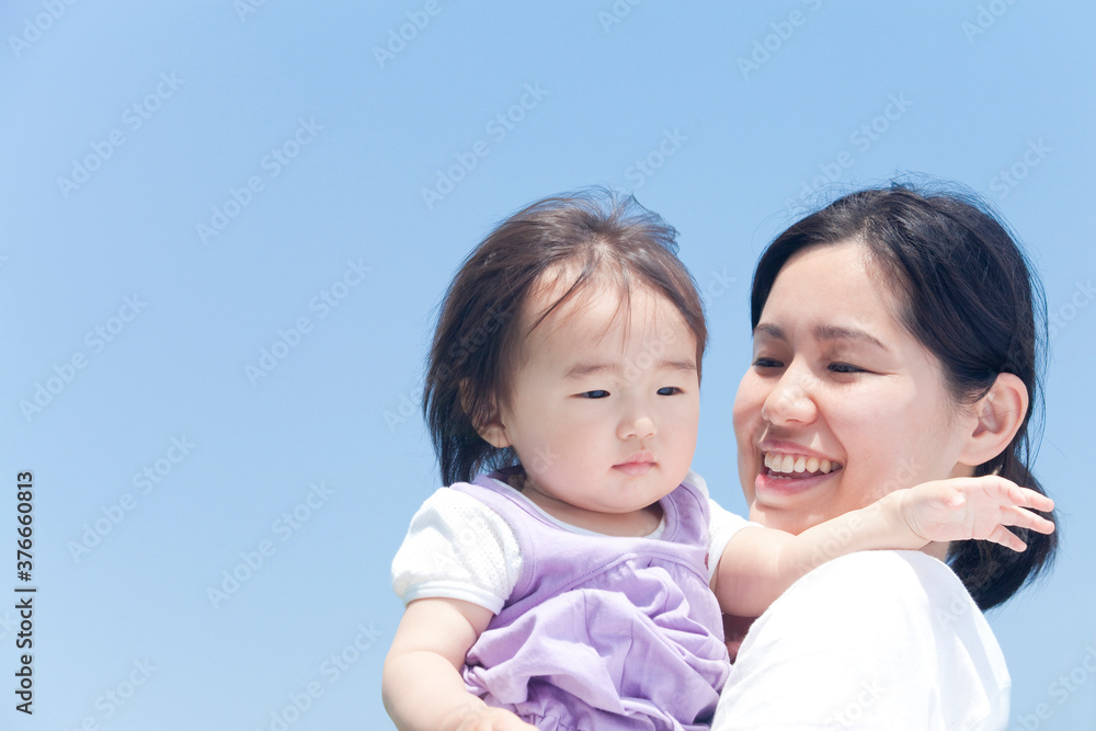 母親に抱っこされる女の子 母親に抱っこされる女の子