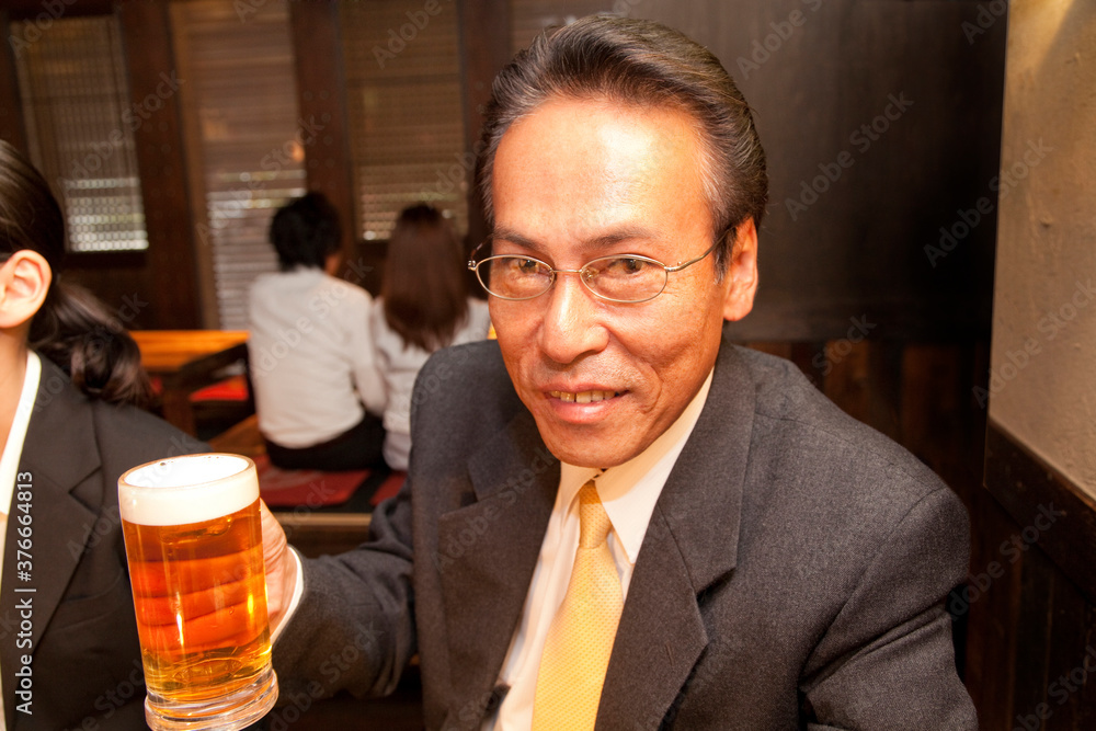 ビールを飲むビジネスマン