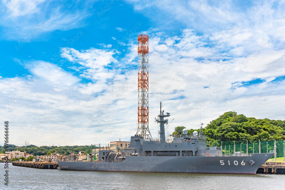 Φωτογραφία yokosuka, japan - july 19 2020: Oceanographic research ship JS Shonan AGS-5106 of the Japan Maritime Self-Defense Force berthed in front of a signal tower of the Yokosuka Naval Port