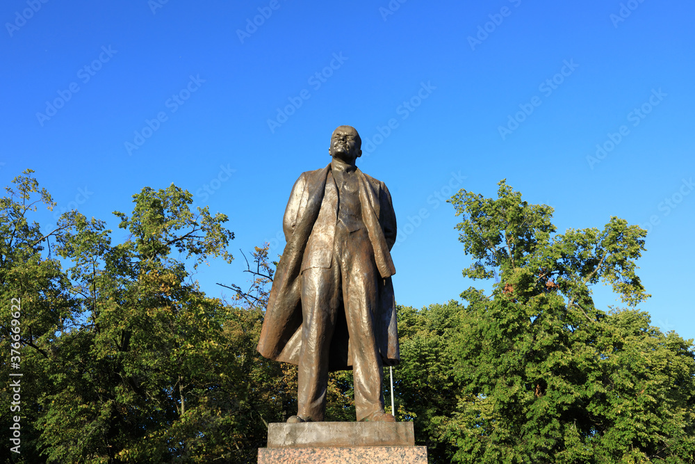 Naklejka premium Monument to Vladimir Lenin in summer park