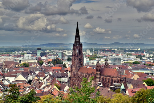 Freiburger Münster an einem bewölkten Sommertag