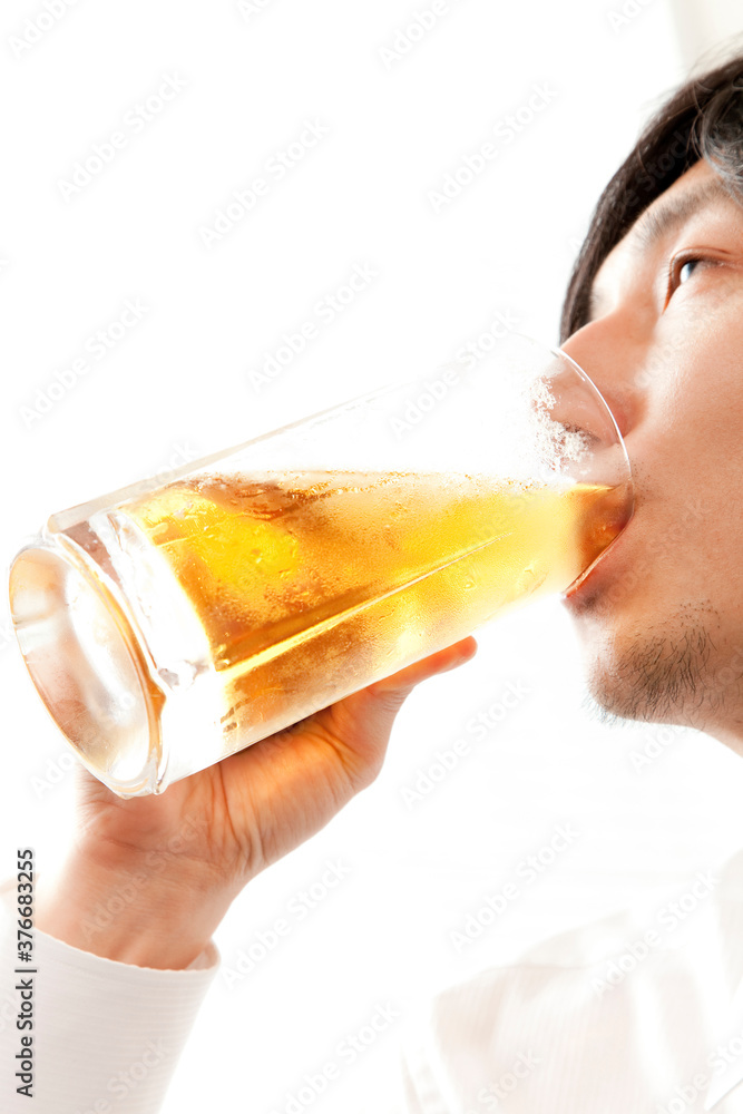 ビールを飲むビジネスマン
