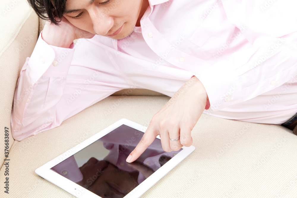 タブレットPCを見る男性 タブレットPCを見る男性