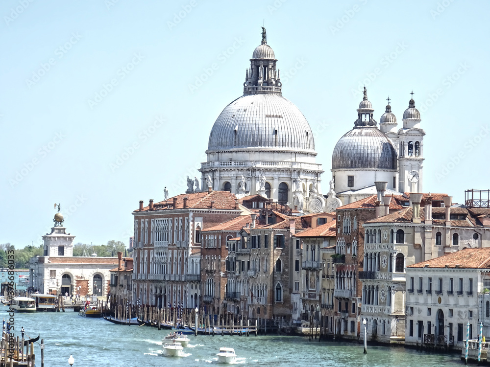 Die Basilika der Heiligen Maria in Venedig aus der Ferne.