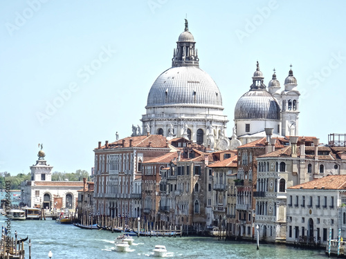 Die Basilika der Heiligen Maria in Venedig aus der Ferne. © mlagiolino