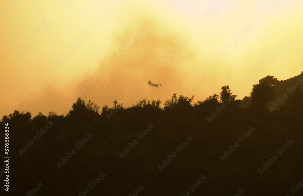 Löschflugzeug über der Argolis, Peloponnes, Griechenland. Löschflugzeug über der Argolis, Peloponnes, Griechenland.