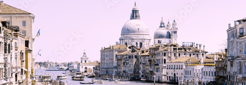Photography Die Basilika der Heiligen Maria in Venedig aus der Ferne.
