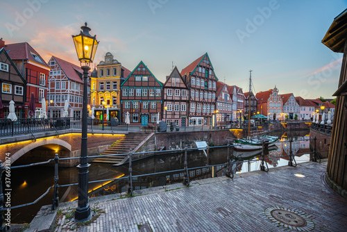 Altstadt von Stade im Sonnenuntergang und Dämmerung