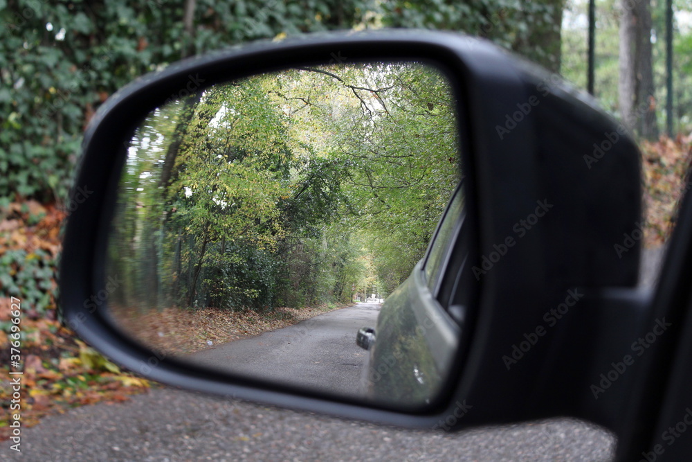 Specchietto retrovisore dell'auto - guidare in autunno