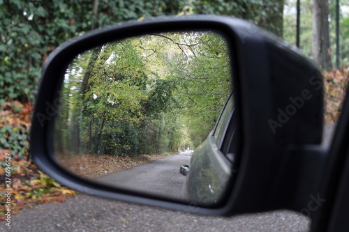 Specchietto retrovisore dell'auto - guidare in autunno