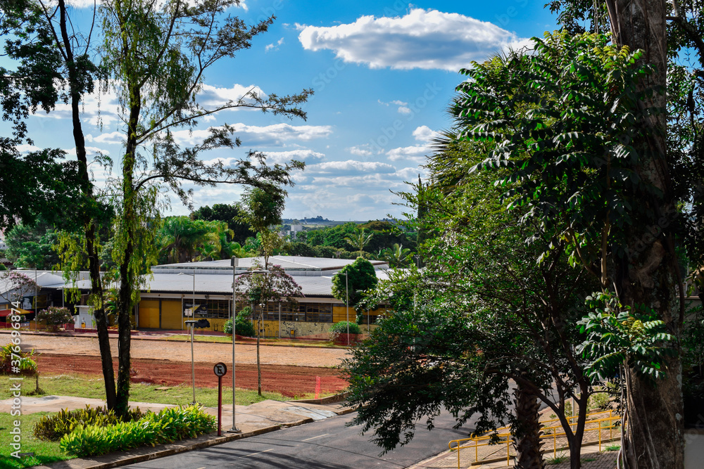 Campus de universidade pública no Brasil em dia ensolarado