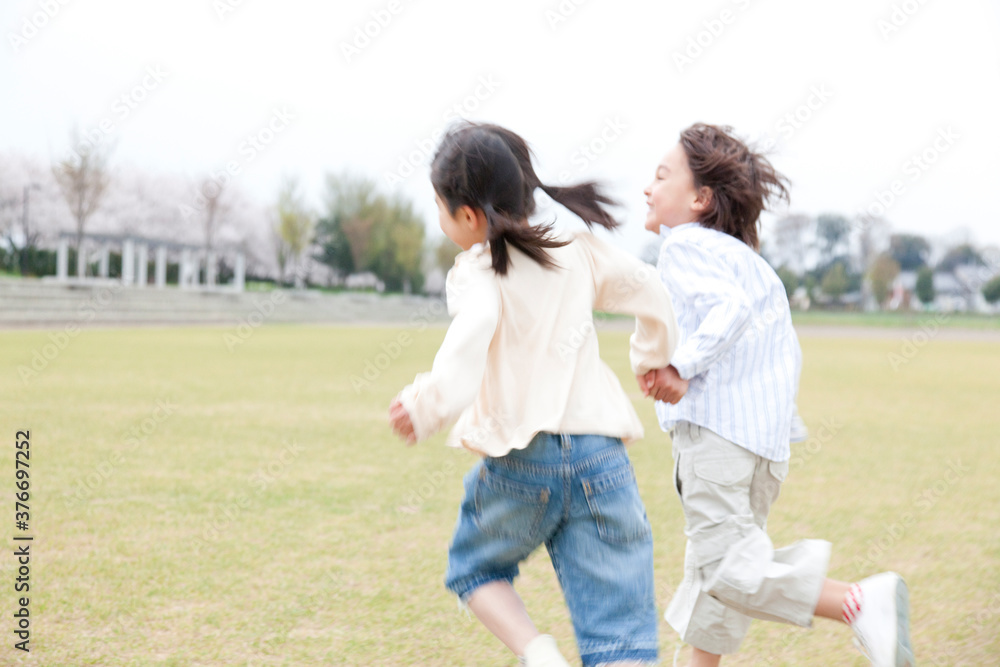 公園を走る子供