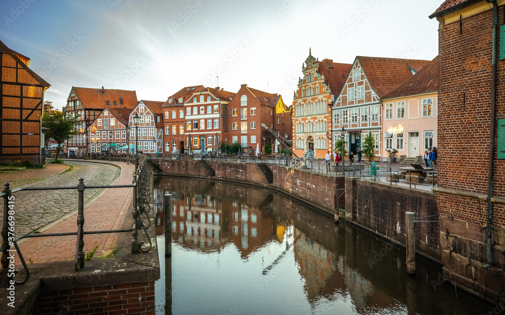 Obraz premium Altstadt von Stade im Sonnenuntergang und Dämmerung