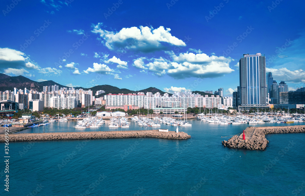 Naklejka premium Haeundae I Park Marina and Gwangalli Beach with yacht pier at daytime in Busan, South Korea.