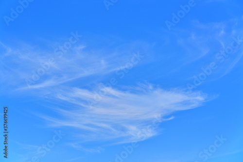 青空を流れる雲の抽象的イメージ 03