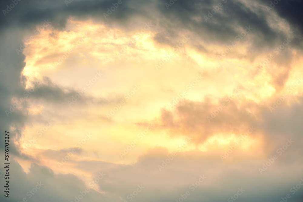 夕空に流れる雲の幻想的イメージ 03