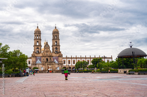Las personas caminan en frente de la Basílica de Zapopan Jalisco. 