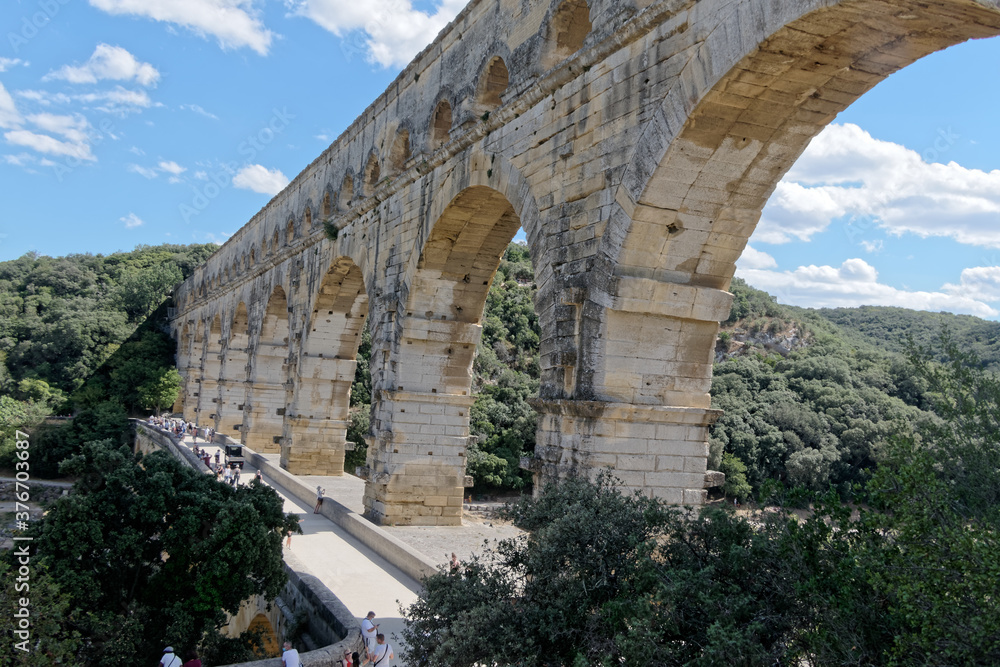 Les arches du pont du Gard vus de la rive gauche - Gard - France