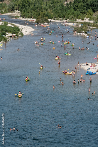 Loisirs aquatiques dans le fleuve Gardon à Remoulins - Gard - France