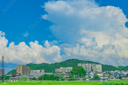 日本の夏と田舎と入道雲ある街並み