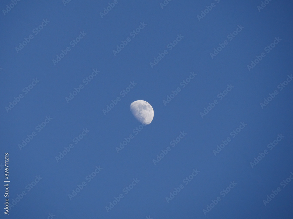 lune en plein jour. lune en plein jour.