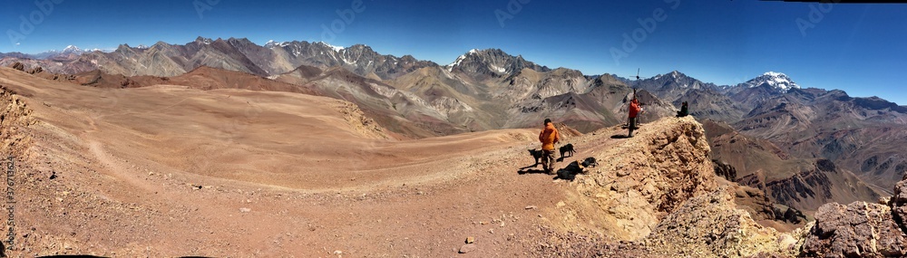 Trekking de ascenso a la cumbre del cerro Penitentes, en Mendoza, Argentina.