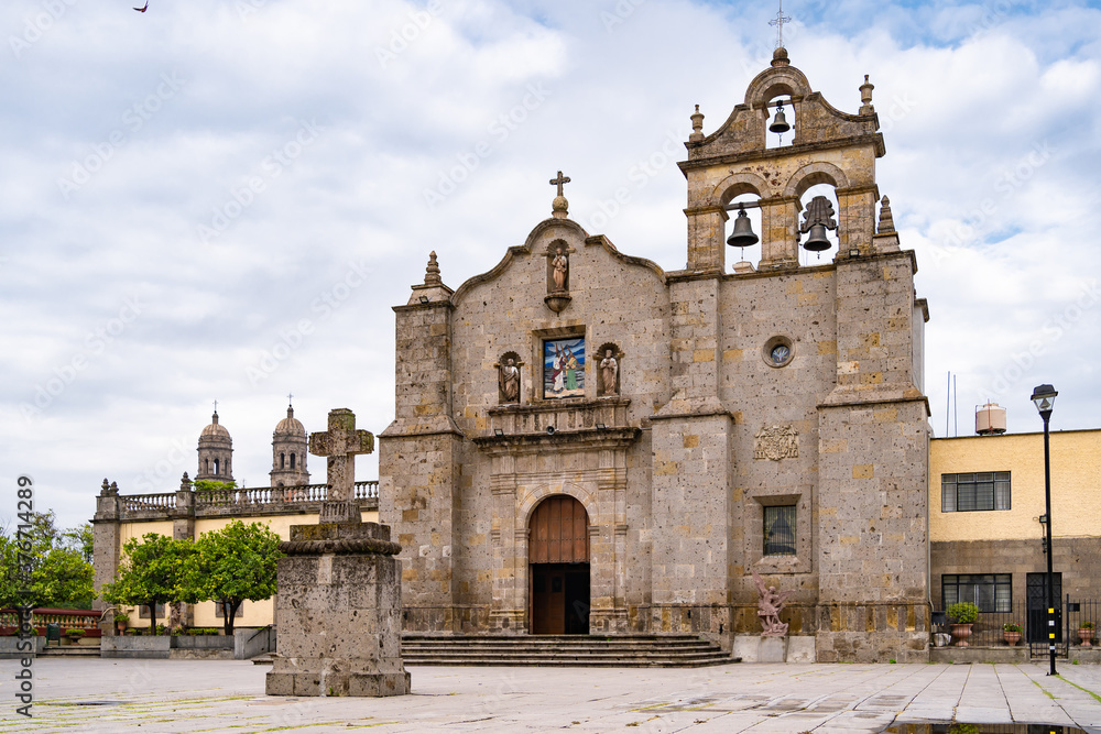 Parroquia San Pedro Apóstol y al fondo la Basílica de  Zapopan Jalisco.
