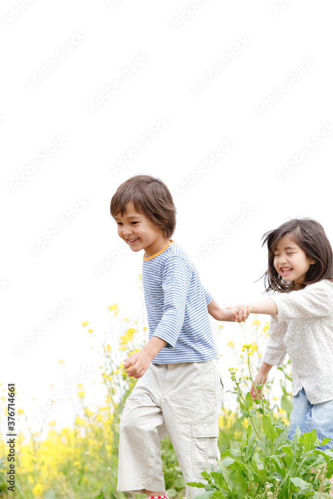 菜の花畑を走る子供