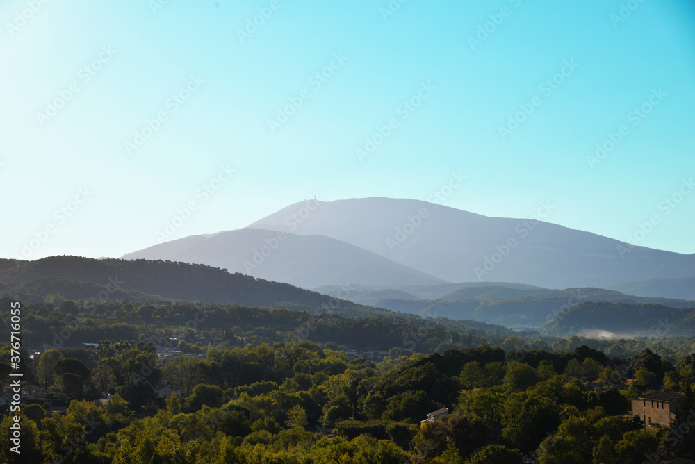 Vue panoramique du Mont Ventoux depuis Vaison-la-Romaine. France. Provence. Vaucluse.
