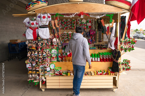El hombre está viendo los objetos para la fiesta de independencia de México. © jesuschurion57