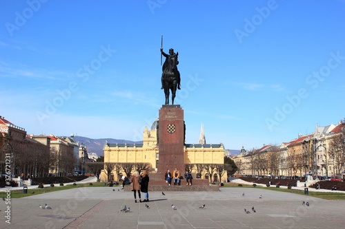 Zagreb: Denkmal und Kunsthalle im historischen Stadtzentrum photo