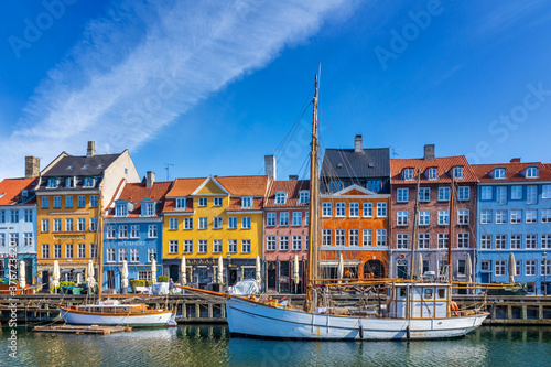 Canvas Print Colored houses and sailing boats on Nyhavn canal, Copenhagen, Denmark