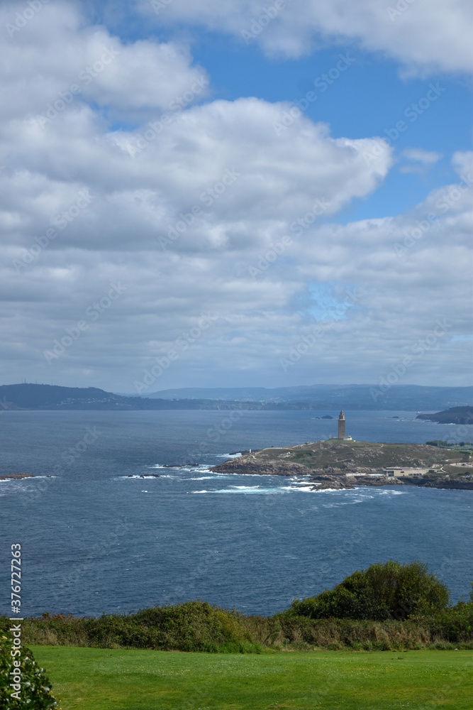 vistas desde el monte de san pedro en corunna, galicia, españa. Al fondo la torre de hercules, roddeada de mar