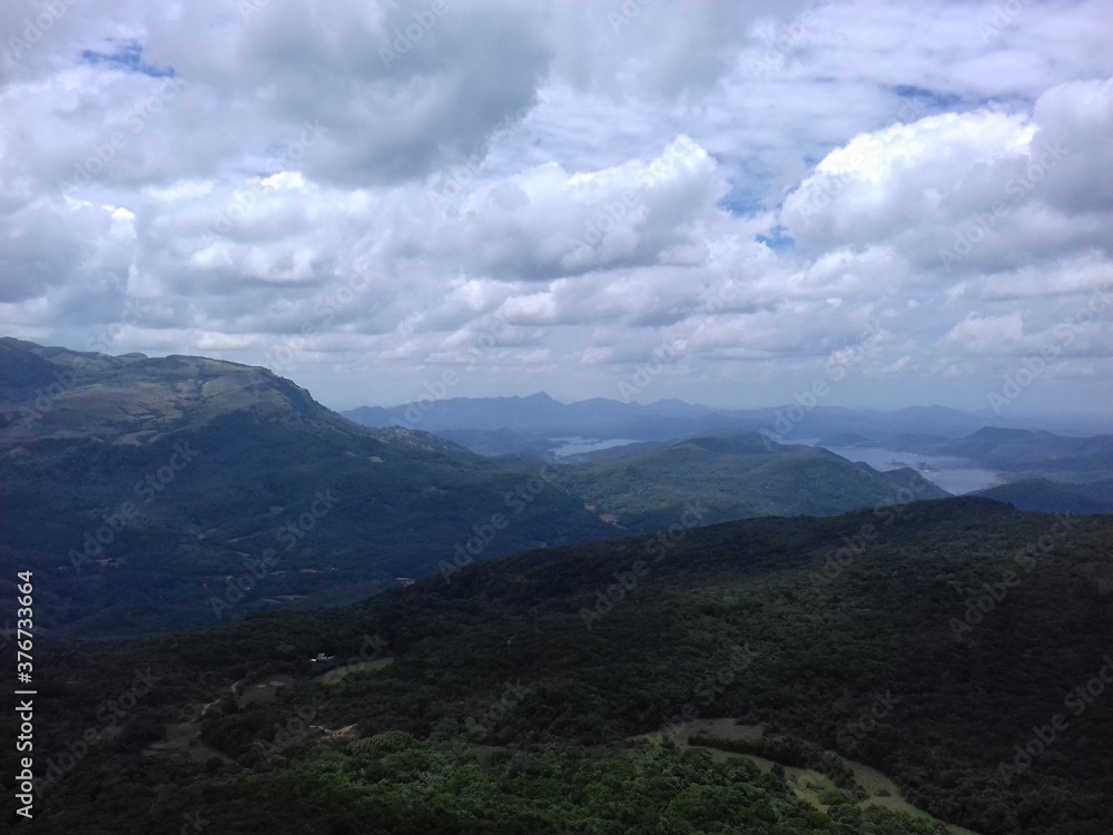 Naklejka premium blue sky with mountains 