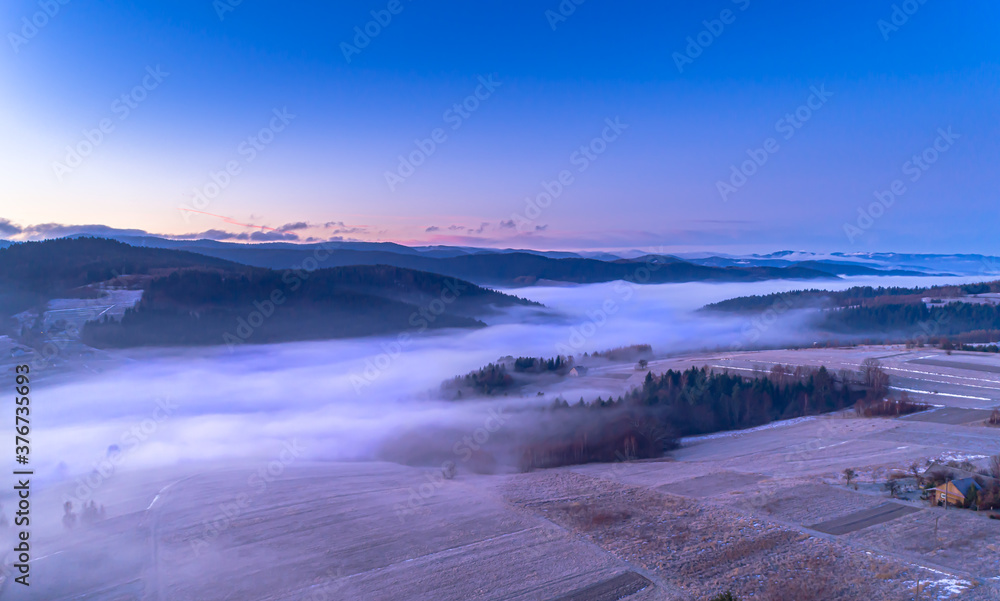 Poranna mgła z widokiem na góry, Małoposka