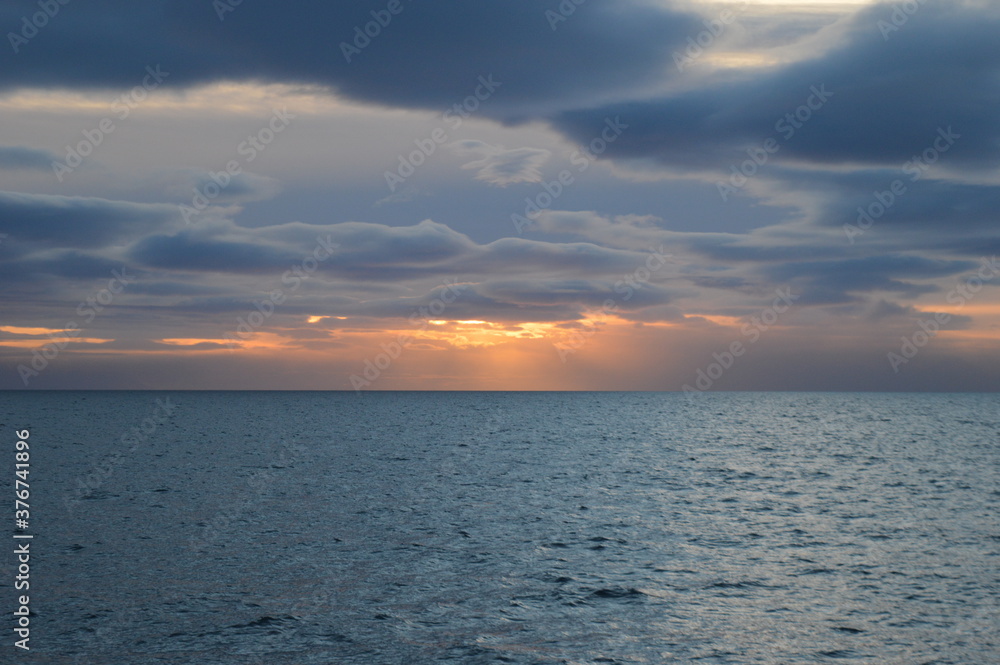 Obraz premium Sunset in the ice fjords of the Norwegian Archipelago of Svalbard, Norway