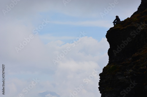 Silueta de hombre mirando el cielo. Montaña andina de Ecuador