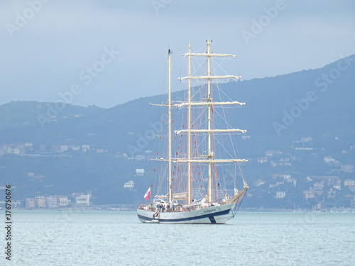 Ein klassisches wunderschönes weißes Schiff im Meer vor Cinque Terre.