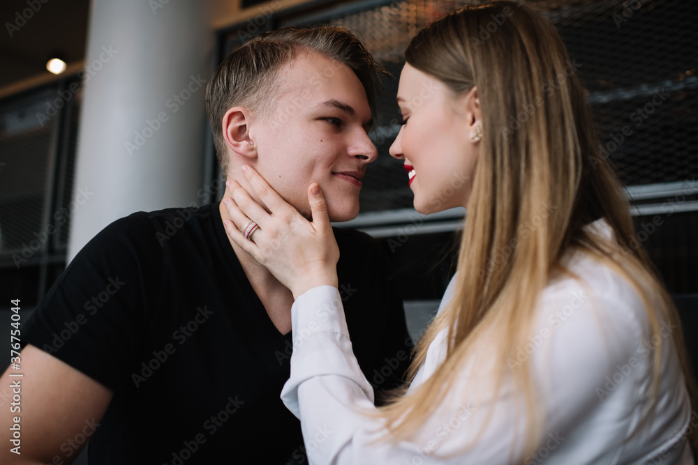 Naklejka premium Happy young couple preparing to kiss