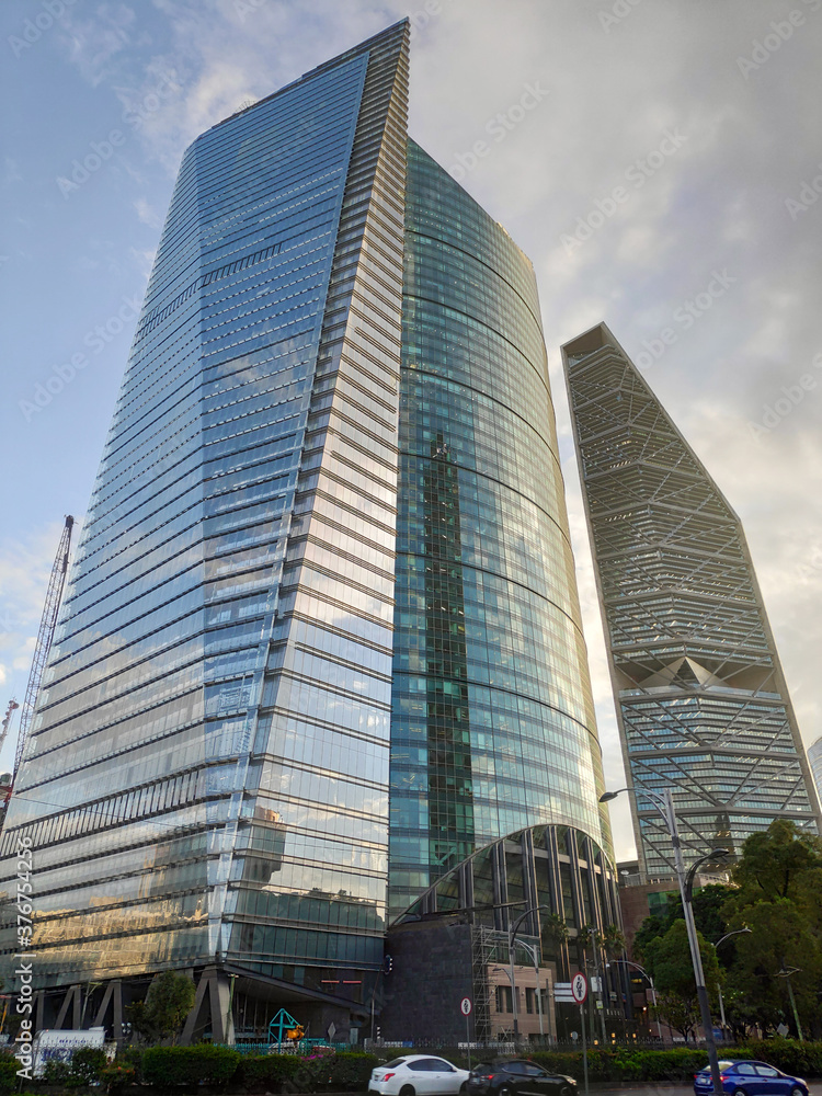Detalle de los tres rascacielos más altos de la Ciudad de México con el sol reflejado en sus fachadas.