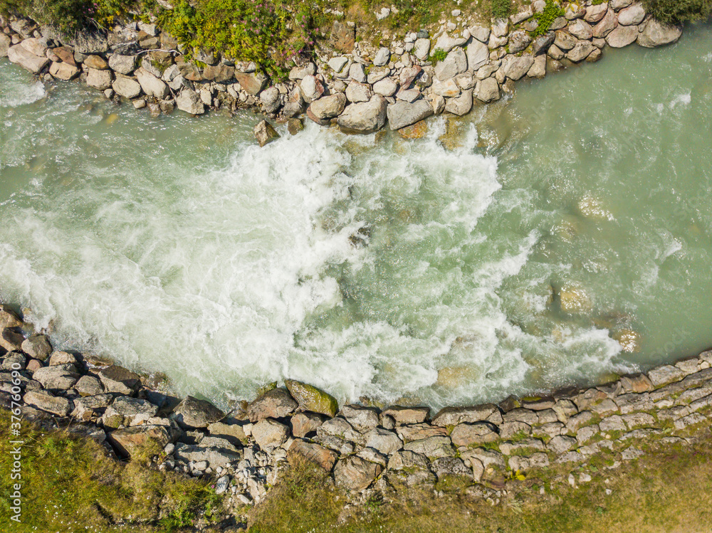 Φωτογραφία Aerial view of whitewater rapids in river in Swiss alps